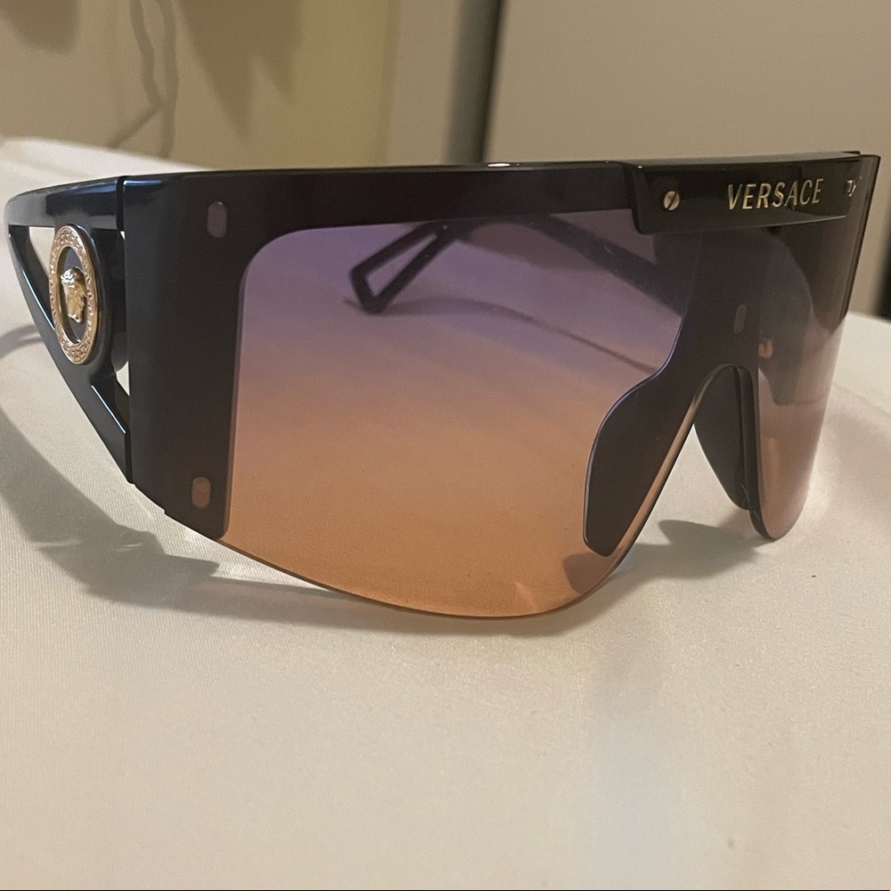 MEDUSA ICON SHIELD SUNGLASSES WITH GRADIENT LENS